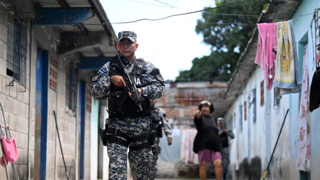 El Salvador strijdt tegen criminele bendes: 'Iedereen die er verdacht uitziet wordt opgepakt'