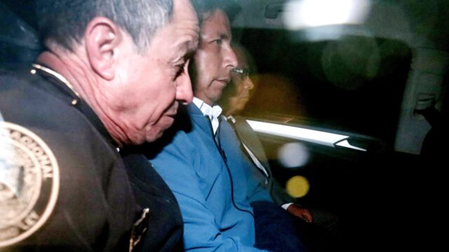 Politieke chaos in Peru: president ontbindt parlement, wordt zelf afgezet, opgepakt en vervangen
