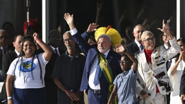 Lula da Silva in gespannen sfeer ingezworen als nieuwe president van Brazilië
