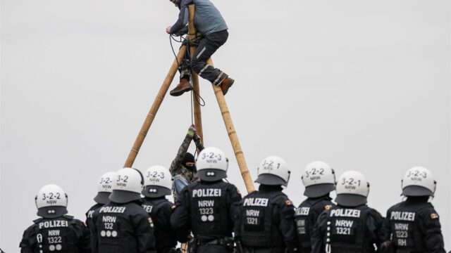 Activisten gooien molotovcocktails voor een groener Duitsland