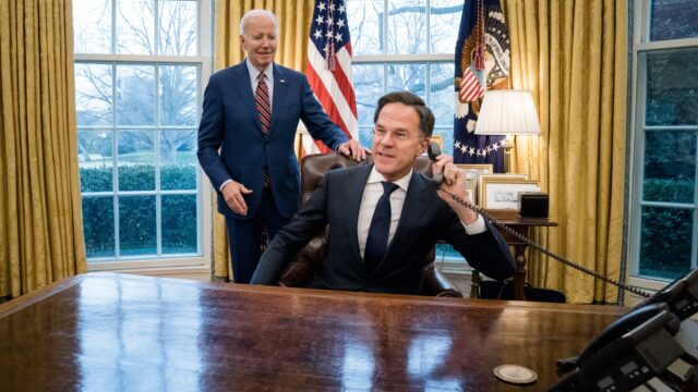 Achter de foto van telefonerende Rutte in Oval Office