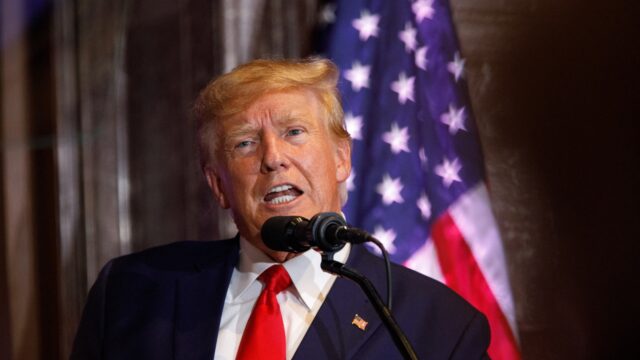 Wat weet je van rubberen Trump, autokleuren en een DNA-onderzoek? Speel de Nationale Nieuwsquiz