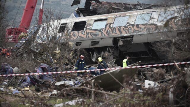 Tientallen doden bij treinongeluk in Griekenland: 'Mogelijk door menselijke fout'