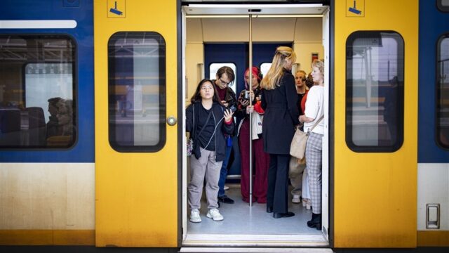 Stand.nl: 'Treinreizigers moeten elkaar aanspreken op schofterig gedrag'