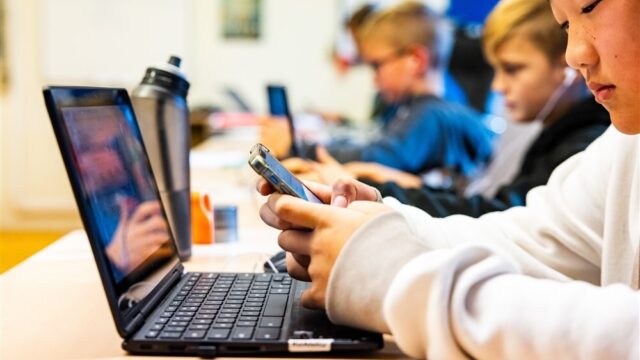 Stand.nl: 'Het kabinet moet schoollaptops gratis maken'