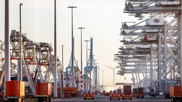 Stand.nl: 'Het kabinet moet de Rotterdamse haven redden'