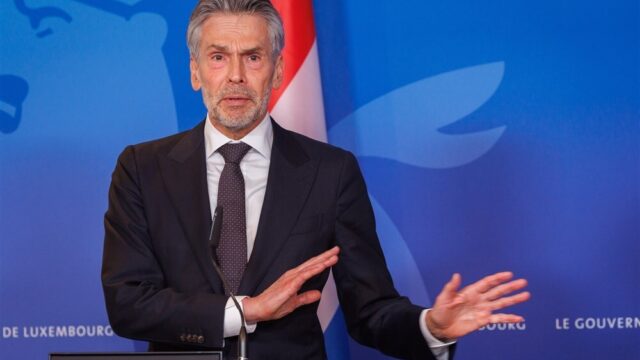 Stand.nl: 'Nederland slaat een schertsfiguur met het wegstemmen van het Europees defensieplan'