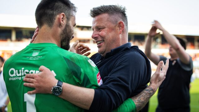 Promotie Willem II zorgt voor blijdschap bij trainer John Stegeman: ‘Geweldig voor de stad en de supporters’