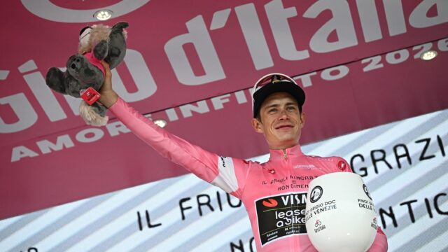 Vingegaard pakt eindzege in Giro d'Italia: 'Hij steekt er echt bovenuit'