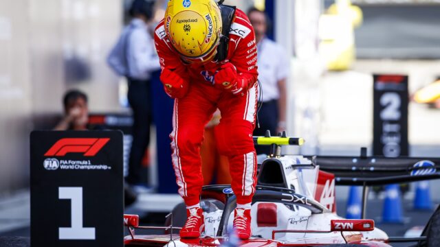 Hamilton boekt eerste Grand Prix-zege sinds anderhalf jaar: 'Ineens is hij er weer'