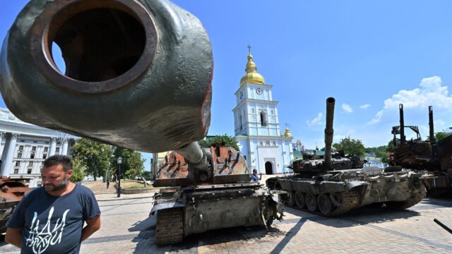 Een parade van verwoest Russisch wapentuig voor Oekraïense Onafhankelijkheidsdag