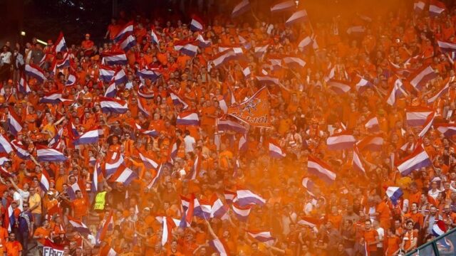 Oranjefans op kosten van Qatar naar WK voetbal: 'voor niets gaat de zon op'