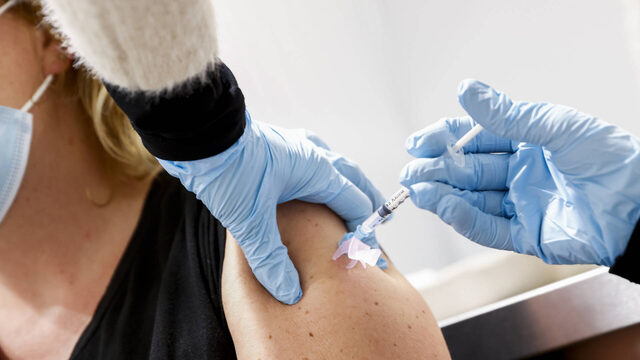 Prijsverhoging vaccins erg? 'We moeten juist blij zijn dat Pfizer zoveel winst maakt'