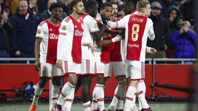 Ajax herstelt zich in tweede helft tegen RKC