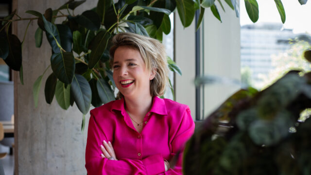 Deze vrouw geeft 30 mensen duizend euro per maand, zonder tegenprestatie