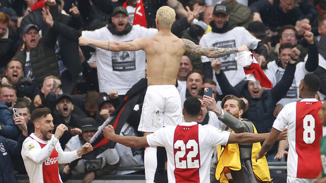 Ajax toont veerkracht, wint levendige klassieker na achterstand