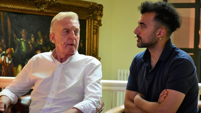 Eus bezoekt André van Duin voor de honderdste aflevering 'Onze Man in Deventer'