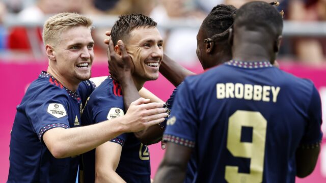 Ajax wint verhit duel in Utrecht