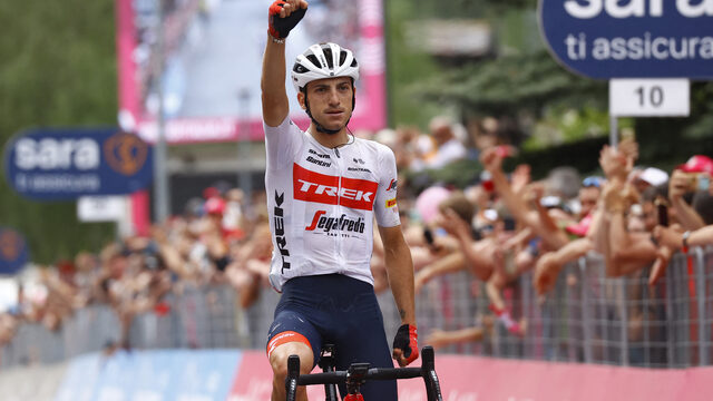 Ciccone wint Alpenetappe in Giro vanuit grote kopgroep met acht Nederlanders