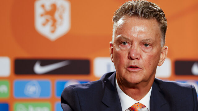 Van Gaal maakt indruk op eerste persconferentie: 'Hij was er weer: fris, kwetsbaar en scherp'
