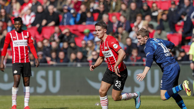 Veerman gidst PSV naar zorgeloze middag: druk opgevoerd bij Ajax