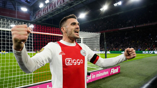 Tadic voorkomt met late strafschop uitglijder Ajax tegen verrassend RKC