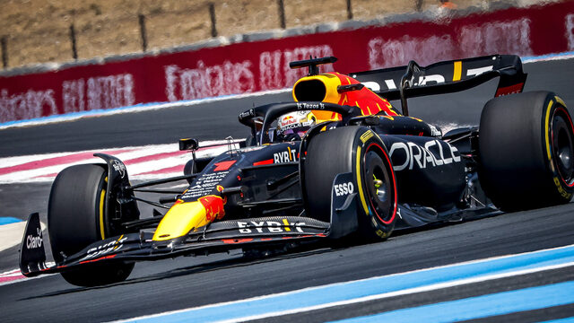 Verstappen profiteert in snikheet Frankrijk optimaal van crash Leclerc