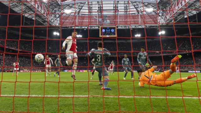 Ajax houdt mede dankzij mijlpaal Tadic koploper Feyenoord in het vizier