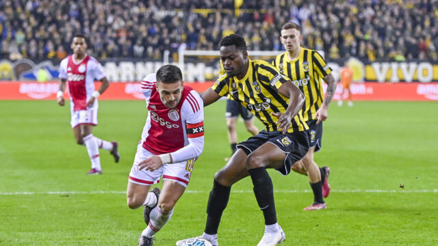 Ajax blijft na worstelpartij met Vitesse in het spoor van Feyenoord
