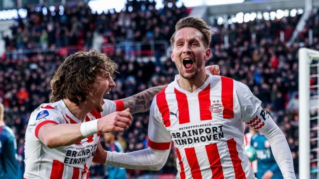 PSV deelt met uitblinker Bakayoko en jubilaris De Jong dreun uit aan Twente