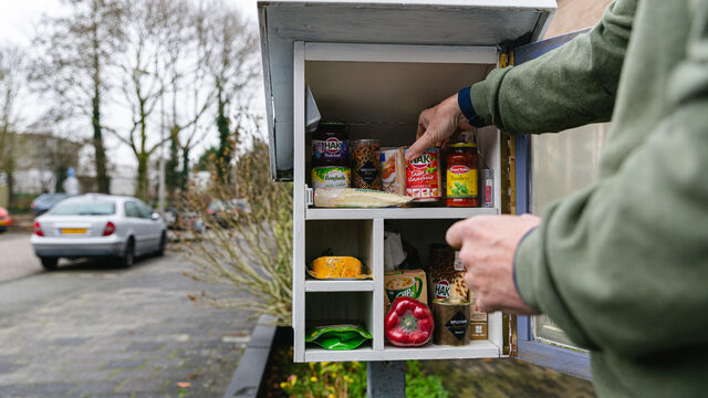 Armoede blijft een taboe. Opkomst van de deelkastjes: levensmiddelen delen