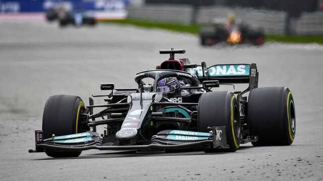 Honderdste Grand Prix-zege Hamilton, Verstappen tweede