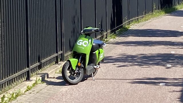 Baas deelscooterbedrijf GO Sharing belooft beterschap met wildparkeerders