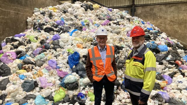 Van poepbroek naar auto-onderdeel: enorme luierberg gerecycled in speciale fabriek