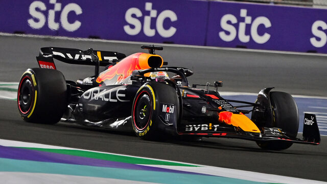 Max Verstappen wint in Jeddah na late aanval op Leclerc