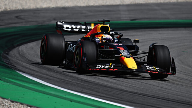 Verstappen ondanks problemen met vleugel winnaar in Barcelona