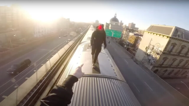 Zo 'surfen' tieners bovenop de metro's van New York