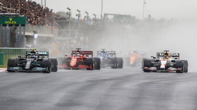 Verstappen deelt tikje uit aan Hamilton in Turkije, Bottas wint