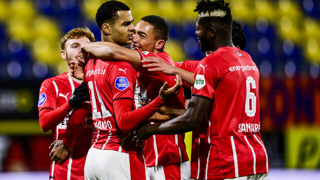 PSV maakt geen fout in Waalwijk en blijft op kop