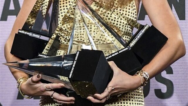 Wat weet jij van de American Music Awards, radiozenders en het bouwvakkerspensioen? Speel de Nationale Nieuwsquiz!