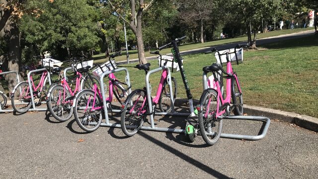 In Praag zijn fietsenrekken ver te zoeken