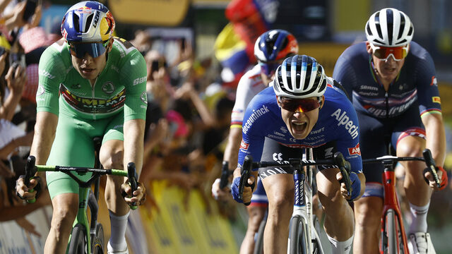 Jasper Philipsen snelste sprinter in 15e rit Tour