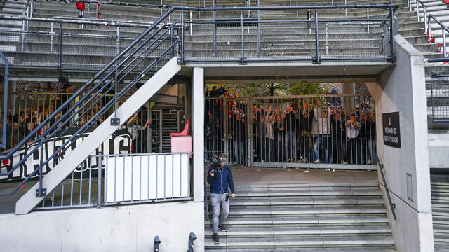 Supporters NEC spieken tussen dichte poorten en zien hun ploeg winnen