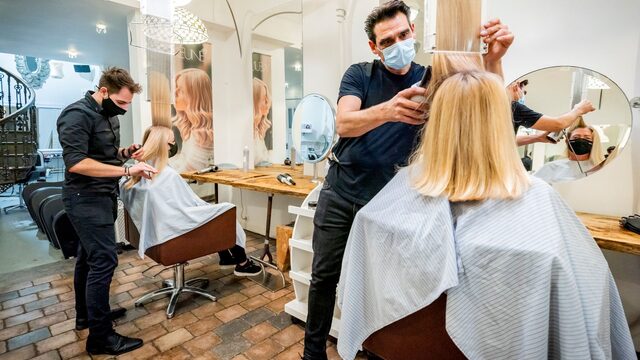 Kappers met handen in het haar: '30 procent staat op omvallen'