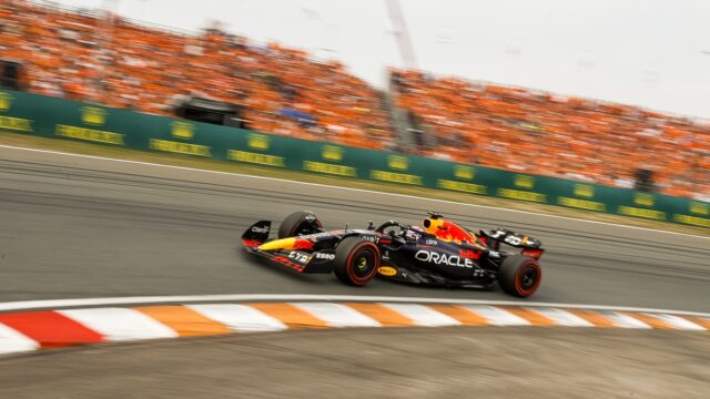Verstappen maakt het waar in alles behalve optocht op Zandvoort