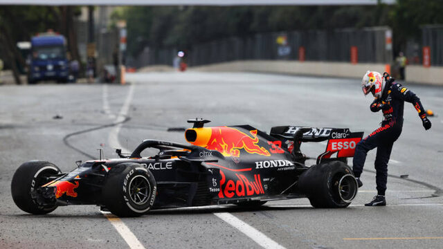 Klapband kost Verstappen de zege in Azerbeidzjan, Hamilton ook buiten de punten