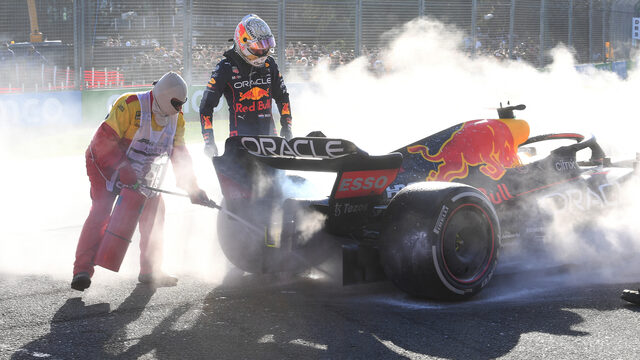 Verstappen valt voor tweede keer dit seizoen uit, Leclerc pakt winst in Australië