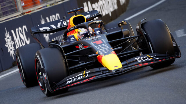 Verstappen en Pérez profiteren in Bakoe van uitvallende Ferrari's