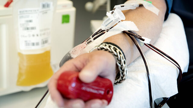 Simon doneert vandaag voor het eerst bloed na verruiming regels bloedbank Sanquin