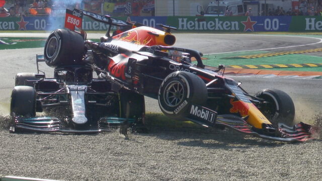 Max Verstappen en Lewis Hamilton belanden op elkaar in de grindbak, Daniel Ricciardo wint